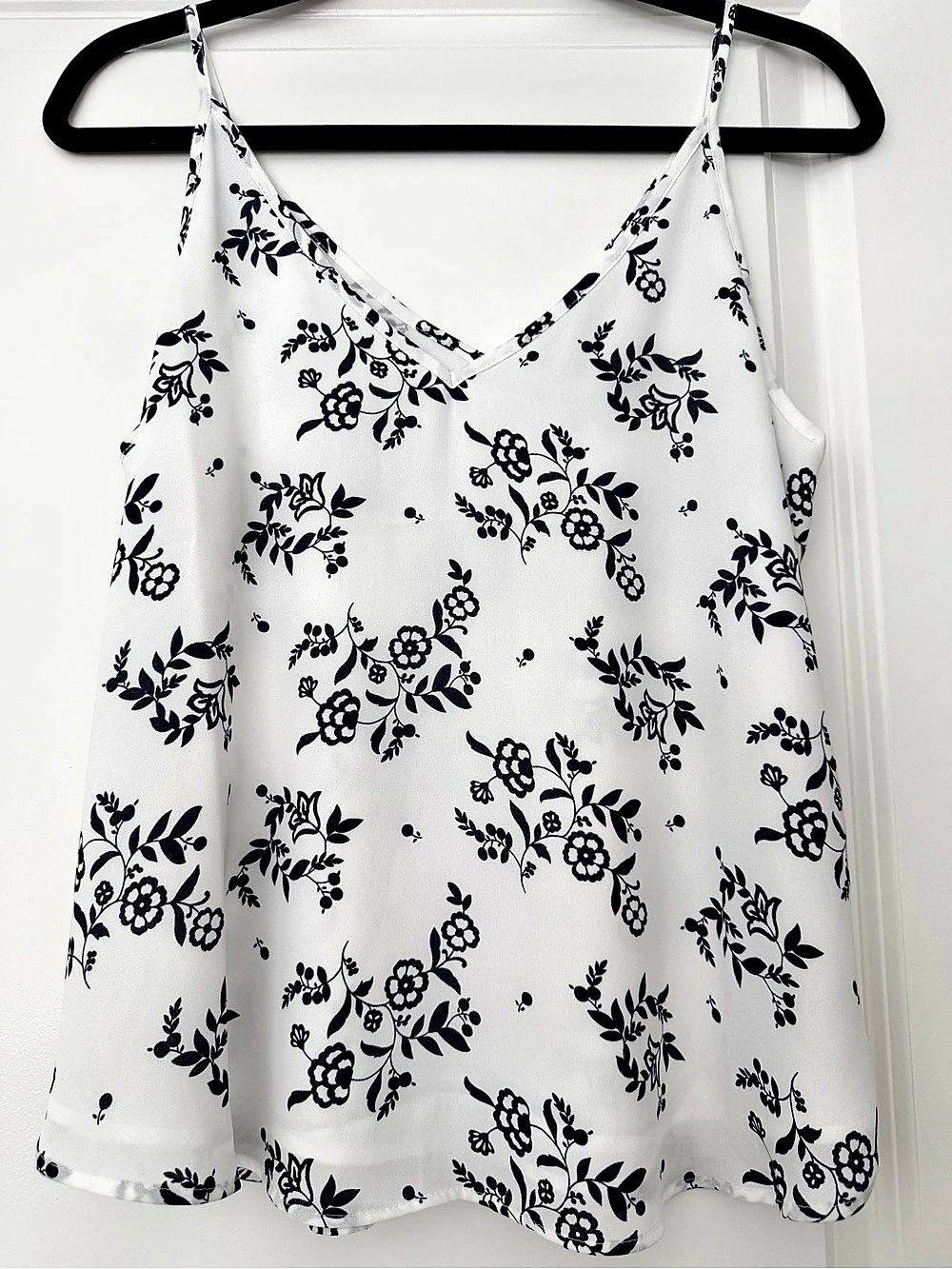 LOFT Floral Camisole in White & NavySize Small Like New